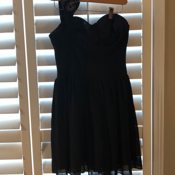 Black One Shoulder Accent Dress - Picture 4 of 4